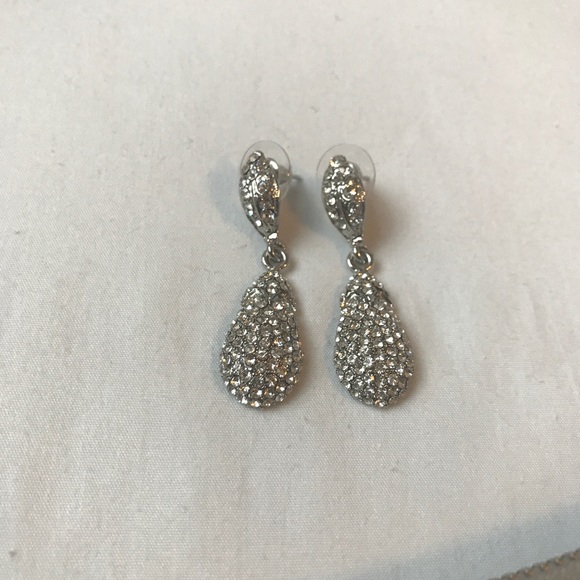 🔵 SALE NWOT Macy's silver sparkle dangle earrings - Picture 6 of 8